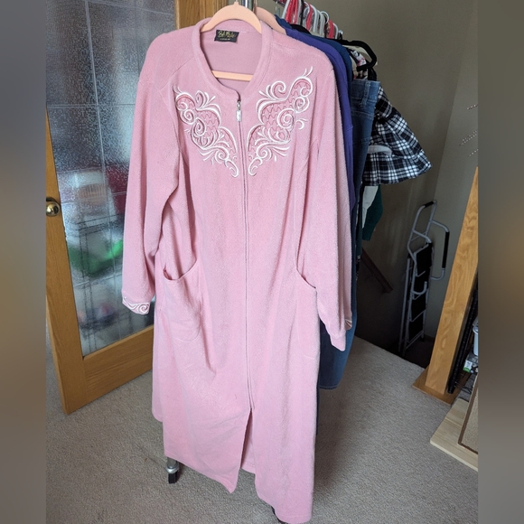 Bob Mackie Other - ⚡Bob Mackie Wearable Art Pink Embroidered Women's Robe